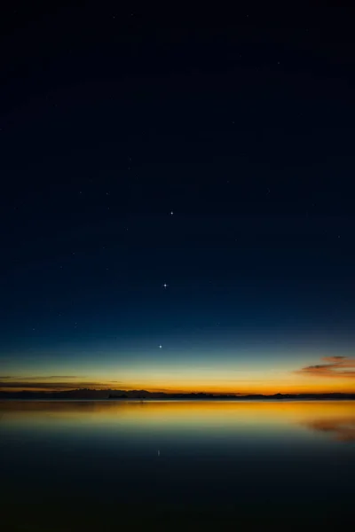 Céu crepúsculo com a primeira estrela . — Fotografia de Stock