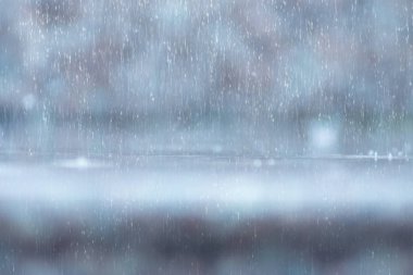 Yağmur mevsiminde yere yağmur yağar.