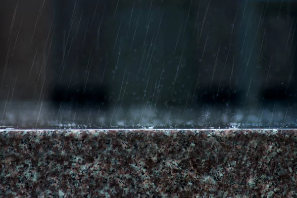 Chuva cai no chão na estação das chuvas. — Fotografia de Stock