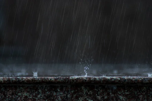 Chuva cai no chão na estação das chuvas. — Fotografia de Stock