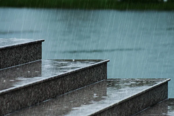 Lluvia cae en la escalera —  Fotos de Stock