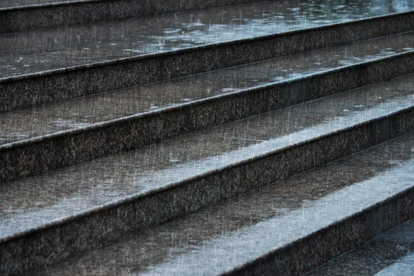 Chuva cair sobre a escada — Fotografia de Stock