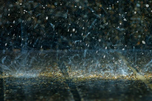 Regen fällt in der Regenzeit auf den Boden. — Stockfoto