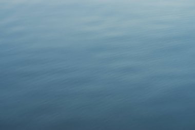 Su yüzeyinde soyut güneş ışığı.