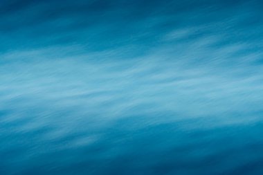 Su yüzeyinde soyut güneş ışığı.