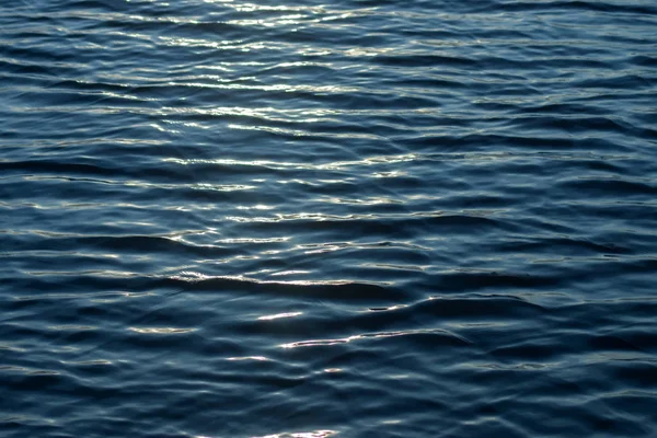 Powierzchni ciemna woda światło słoneczne. — Zdjęcie stockowe