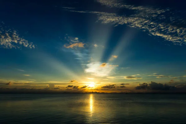 Sonnenuntergang Himmel auf dem See — Stockfoto