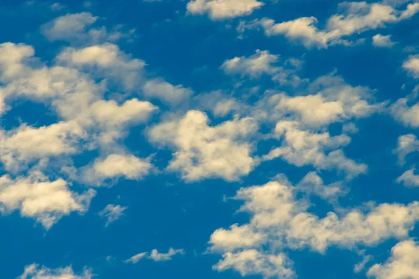 A nuvem com céu azul — Fotografia de Stock