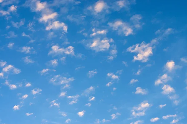 A nuvem com céu azul — Fotografia de Stock