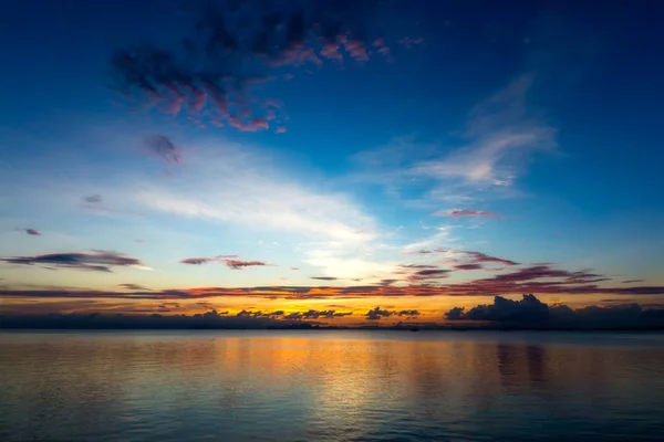 Sonnenuntergang Himmel auf dem See — Stockfoto