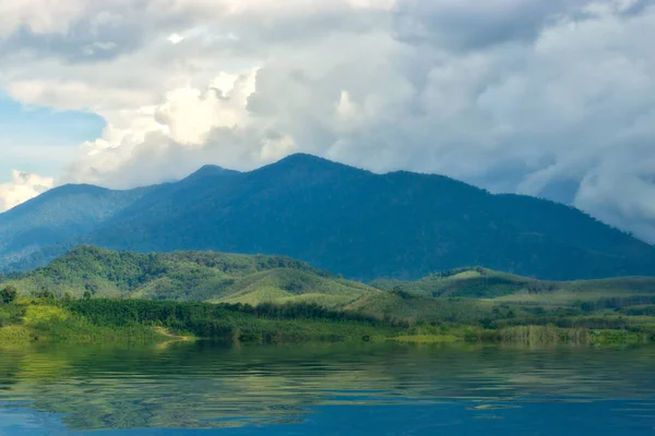 Vista verde da floresta na Montanha . — Fotografia de Stock