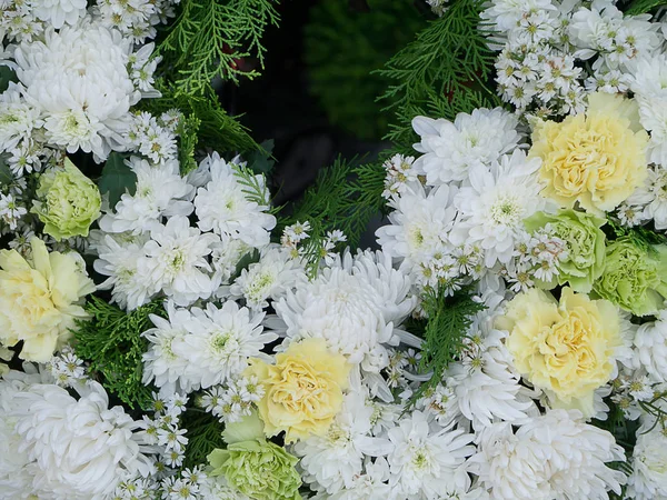 Blomsterarrangemang med krysantemum — Stockfoto