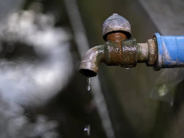 The faucet is damaged. — Stock Photo, Image