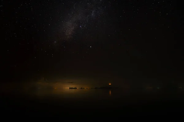 De hemel met sterren op het meer — Stockfoto