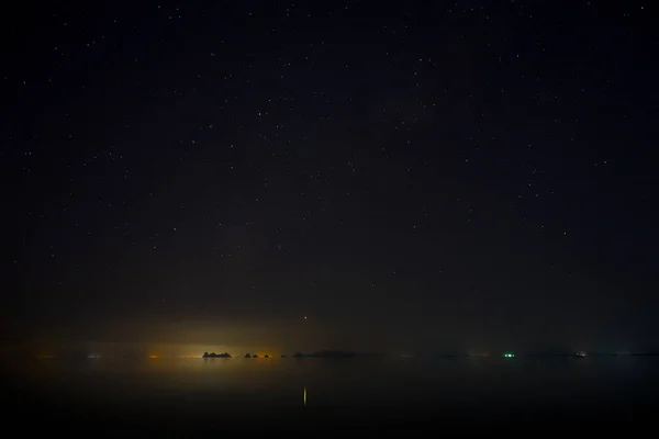 De hemel met sterren op het meer — Stockfoto