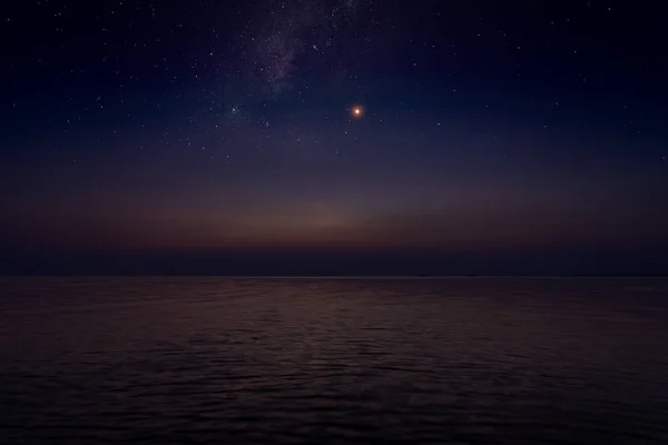 De hemel met ster aan het meer in de schemering na zonsondergang. — Stockfoto