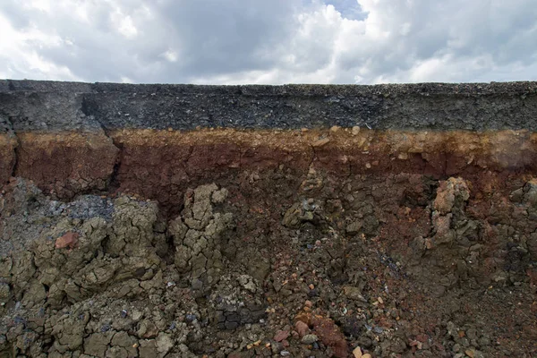 Bromsa erosionen från stormar. att ange lagrarna av jord och — Stockfoto