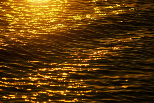 Défocalisation Les images de surface de l'eau reflètent la lumière du soleil — Photo