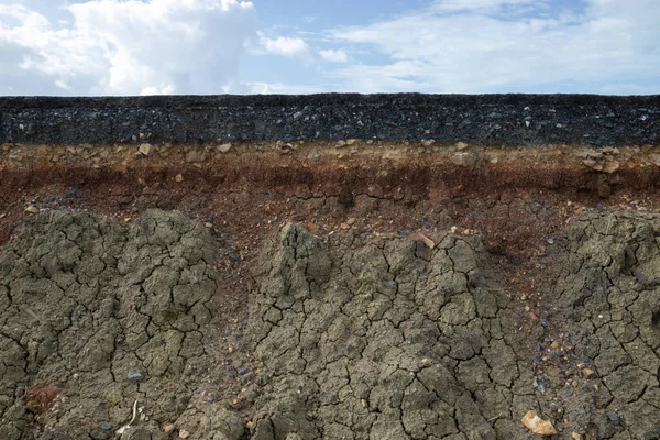 Les couches de sol et de roche de la route . — Photo