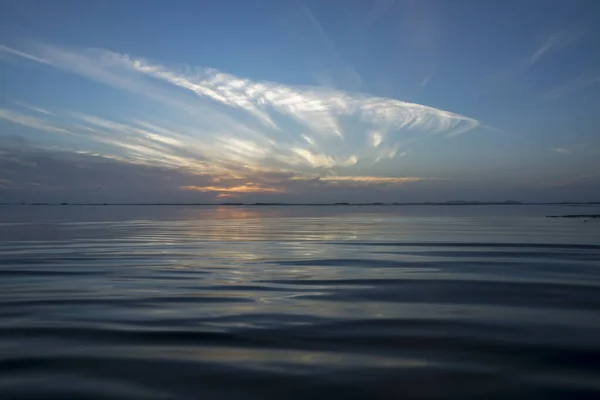 Nascer do sol acima do lago com linha de nuvem ans sol . — Fotografia de Stock