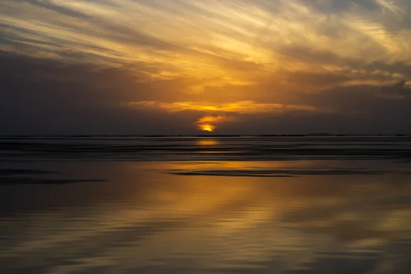 Nascer do sol no lago com nuvem e sol pequeno . — Fotografia de Stock