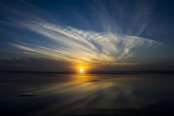 Lever de soleil au bord du lac avec nuage et petit soleil . — Photo