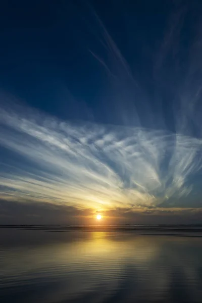 Sonnenaufgang am See mit Wolken und kleiner Sonne. — Stockfoto
