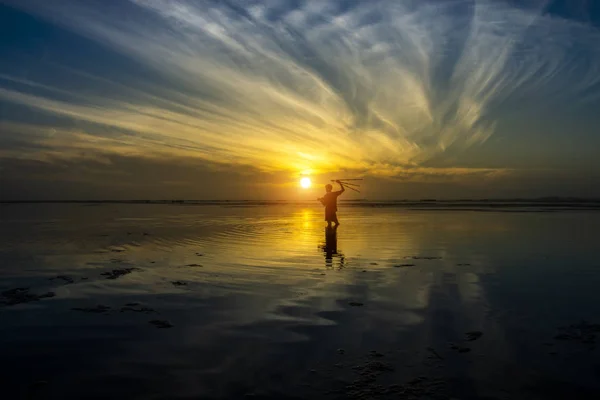 Silhuette homens com céu do nascer do sol no lago . — Fotografia de Stock