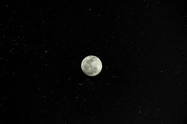 Pleine lune dans le fond des étoiles . — Photo