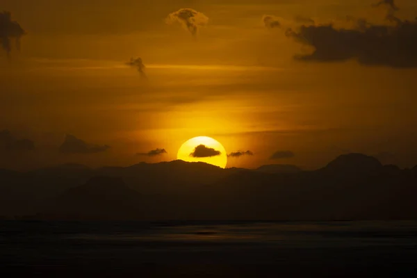 Sunset sky at the lake with dark clouds. — Stock Photo, Image