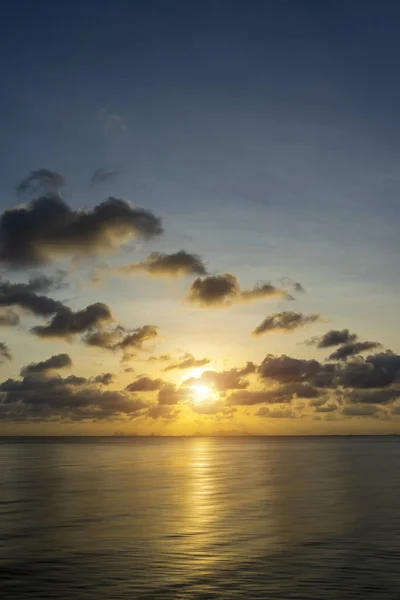 Sunset sky at the lake with dark clouds. — Stock Photo, Image