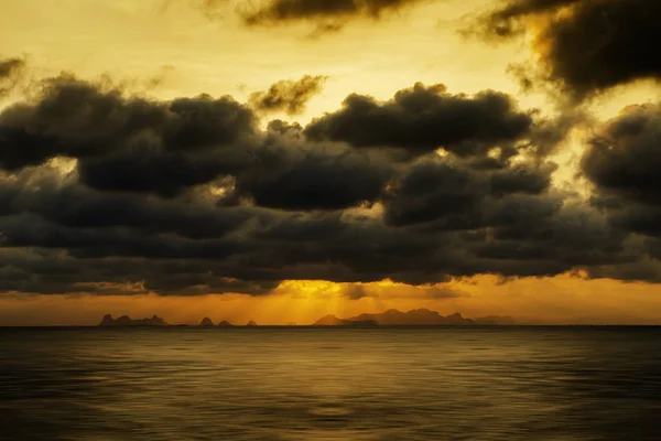 Zachód słońca niebo nad jeziorem z ciemnymi chmurami. — Zdjęcie stockowe