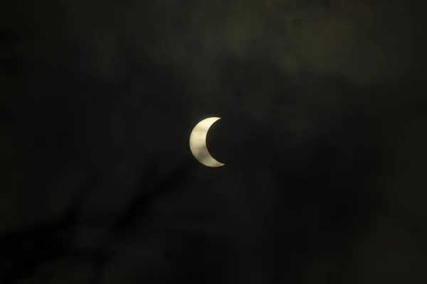 Sonnenfinsternis hinter der dunklen Wolke. — Stockfoto