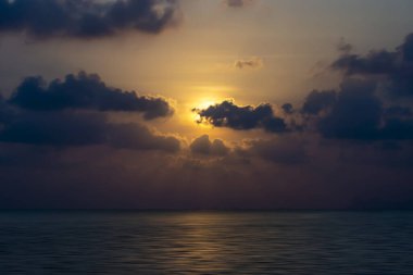 Gölde gün batımı bulutları ve güneş ışığıyla