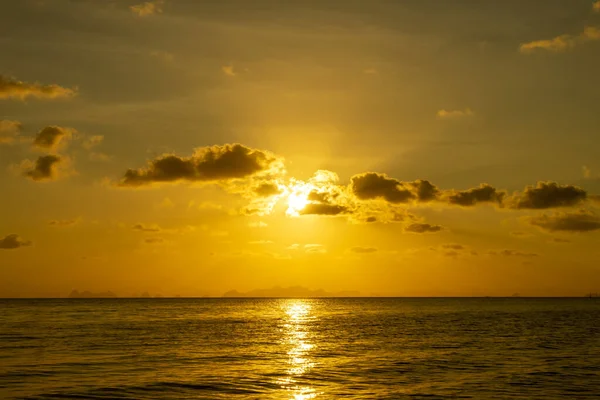 Sunset Sky Lake Clouds Sunray Golden Hour — Stock Photo, Image