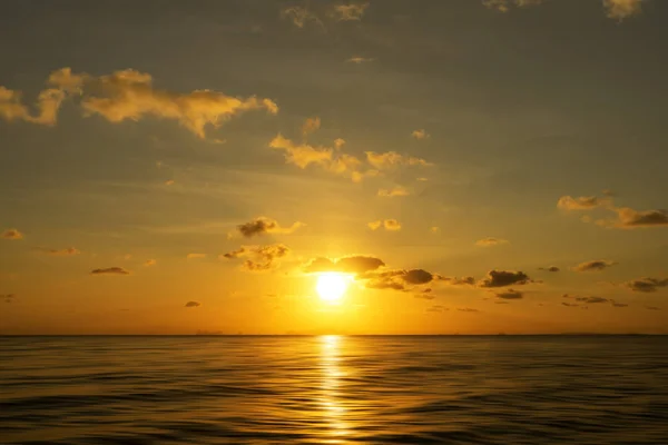 Zachód Słońca Niebo Nad Jeziorem Chmurami Złotej Godzinie — Zdjęcie stockowe