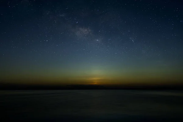 Céu Com Poeira Estelar Lago Crepúsculo Após Pôr Sol — Fotografia de Stock