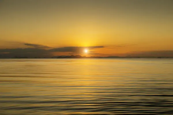 Zachód Słońca Niebo Złotej Godzinie Nad Jeziorem Miękką Falą Wodzie — Zdjęcie stockowe