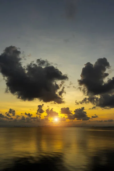 夕阳西下的天空映衬着湖面的轮廓 — 图库照片