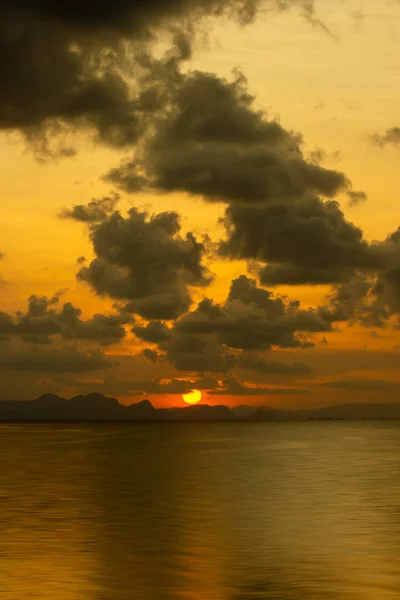 Vertical Image Sun Sunset Sky Lake Silhouette Mountain Clouds Golden — Stock Photo, Image