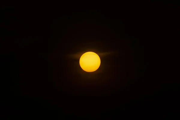 Große Sonne Dunklen Abendhimmel Mit Dunklen Wolken — Stockfoto