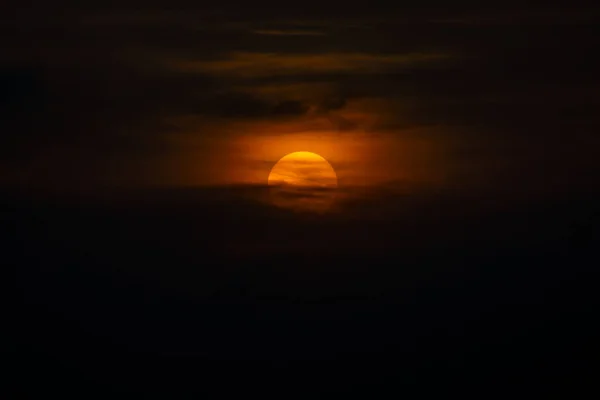 Große Sonne Abendhimmel Hinter Dunklen Wolken — Stockfoto