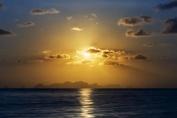 Céu Pôr Sol Lago Com Nuvens Escuras Onda Azul — Fotografia de Stock