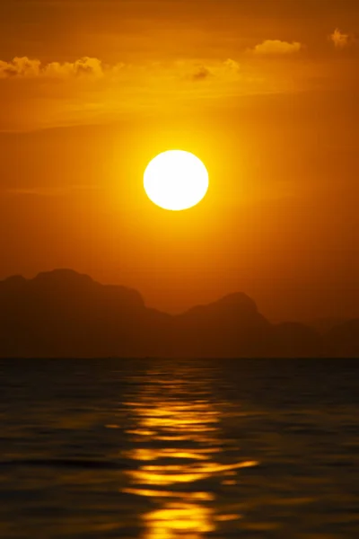 Grote Zon Zonsondergang Hemel Bij Het Meer Met Silhouet Berg — Stockfoto