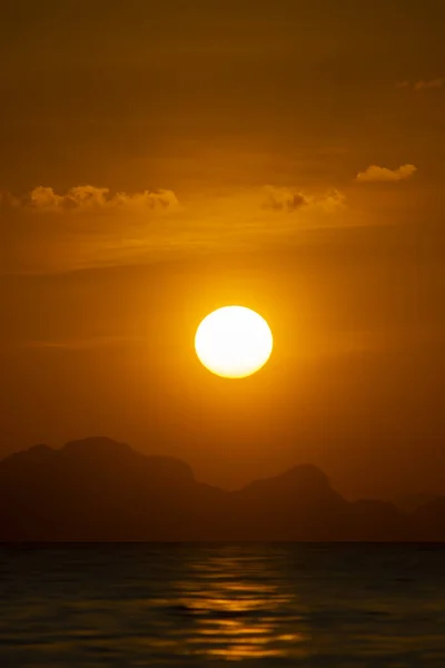 Gran Sol Cielo Del Atardecer Lago Con Silueta Montaña — Foto de Stock