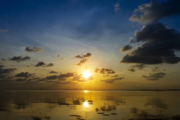 Tramonto Cielo Lago Con Nuvole Specchio Del Cielo Sull Acqua — Foto Stock