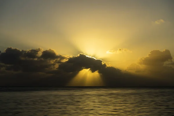 Sunset Lake Sun Ray Dark Clouds — Stockfoto