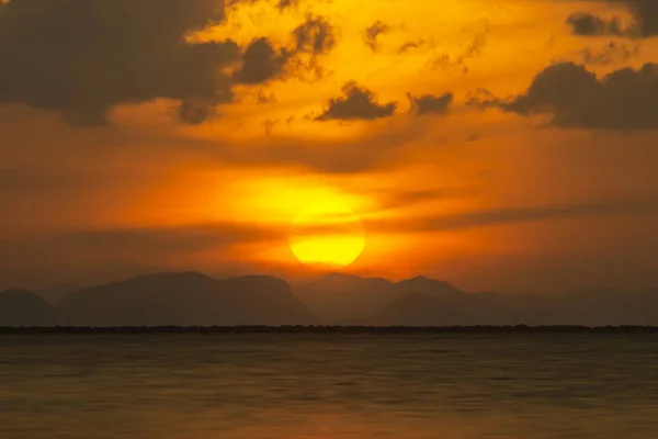 Coucher Soleil Bord Lac Avec Nuages Silhouette Montagne — Photo