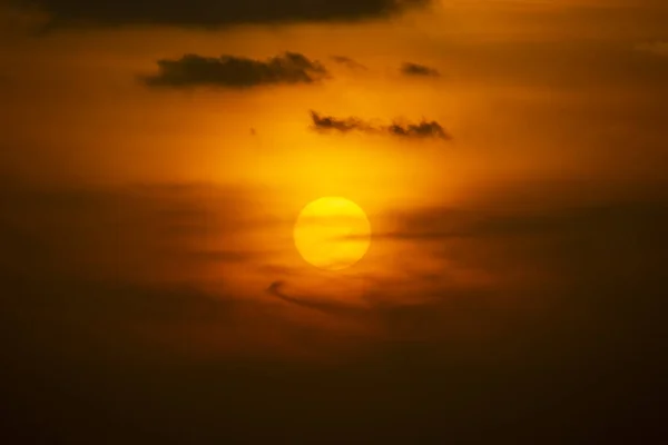 Zonsondergang Hemel Bij Het Meer Met Wolken — Stockfoto