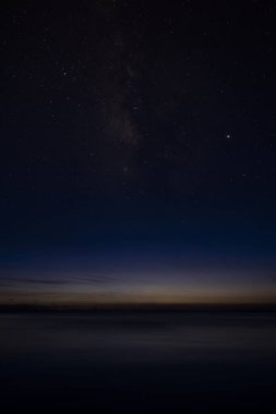 Gökyüzünün dikey görüntüsü alacakaranlık gökyüzünde yıldızlı